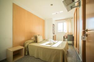 Postel nebo postele na pokoji v ubytování Hostal Mitre Paterna