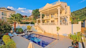 z góry widok na dom z basenem w obiekcie Villa Bianca w mieście Fethiye