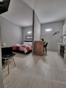 Schlafzimmer mit einem Bett, einem Schreibtisch und einem Tisch in der Unterkunft Cà Fiamma 2 in Casale Monferrato
