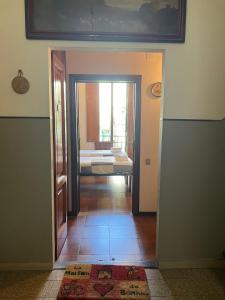 einen Flur mit einer Tür, die zu einem Schlafzimmer führt in der Unterkunft Casa Spadi in Florenz