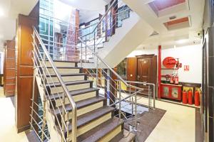 una escalera de caracol en una casa con vestíbulo en HOTEL GEESON INTERNATIONAL-New Delhi Railway Station-Paharganj en Nueva Delhi