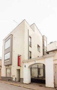タルトゥにあるOld Town Deluxe Apartmentの赤い看板の白い建物 +6枚の写真