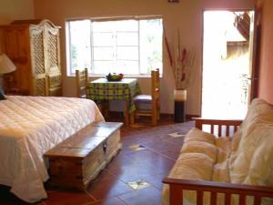 Casa Virgilios B&B في نويفو فايارتا: غرفة معيشة بها سريرين وأريكة