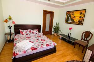 - une chambre avec un lit doté d'oreillers rouges et blancs dans l'établissement District One Villa with Private Courtyard and Terrace, à Bucarest