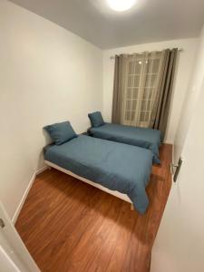 een kleine kamer met een bed en een raam bij Luxury Apartments Paris in Le Bourget
