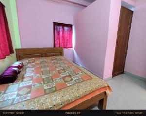 una camera con letto e finestra di India Tours Only Sundarban Natural Homestay a Mathurakhanga