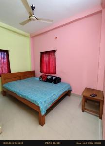 Schlafzimmer mit einem Bett und einem roten Fenster in der Unterkunft India Tours Only Sundarban Natural Homestay in Mathurakhanga