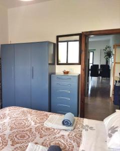 1 dormitorio con 1 cama y armario azul en Flat Cloud 9 en Żebbuġ