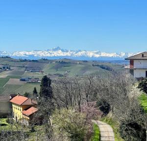 uitzicht op een dorp met bergen op de achtergrond bij Calosso Wine View Escape in Calosso