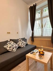 ein Wohnzimmer mit einem Sofa und einem Couchtisch in der Unterkunft Modernes Appartement Nähe City in Dortmund