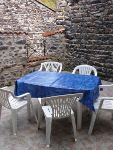 un tavolo con sedie e una tovaglia blu sopra di Gîte de la Couze a Saurier