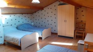una camera con due letti e un armadio di Gîte de la Couze a Saurier