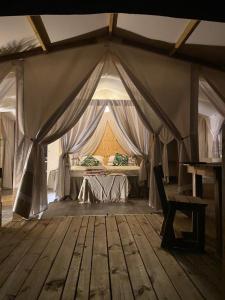 namiot z łóżkiem w środku pokoju w obiekcie Luxury Lodge w mieście Bellagio
