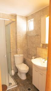 A bathroom at Seaside Studios Kirania
