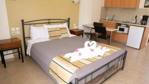 A bed or beds in a room at Seaside Studios Kirania