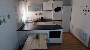 una cocina con una mesa con una maceta. en Apartamento parque sur de Hellín, en Hellín