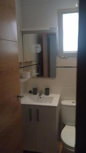 y baño con lavabo blanco y aseo. en Apartamento parque sur de Hellín, en Hellín