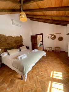 Postel nebo postele na pokoji v ubytování Cortijo Las Angosturas Montefrío