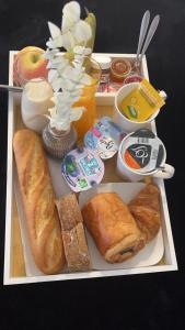 una bandeja de alimentos con pan y otros alimentos en Maison vue mer st anne du Portzic en Brest