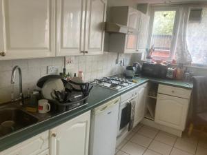 A kitchen or kitchenette at Eynsford down