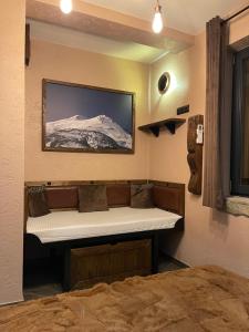 a room with a couch and a tv on the wall at APARTAMENT KAUKAZ in Szczawnica