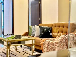 uma sala de estar com um sofá e uma mesa em Dorsett Hotel Style Residence 3MinsTo Pavilion By GrandVue em Kuala Lumpur