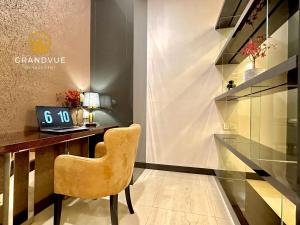 um escritório com uma secretária e uma cadeira num quarto em Dorsett Hotel Style Residence 3MinsTo Pavilion By GrandVue em Kuala Lumpur