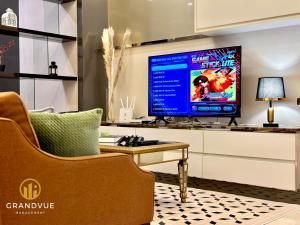 uma sala de estar com uma televisão de ecrã plano na parede em Dorsett Hotel Style Residence 3MinsTo Pavilion By GrandVue em Kuala Lumpur