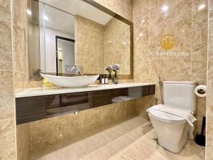uma casa de banho com um lavatório e um WC em Dorsett Hotel Style Residence 3MinsTo Pavilion By GrandVue em Kuala Lumpur