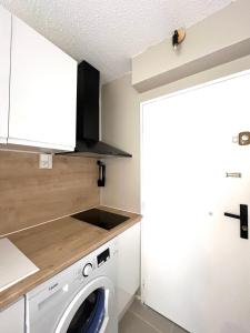 - une cuisine avec un lave-linge dans la chambre dans l'établissement Appartement Balaruc les bains, à Balaruc-les-Bains