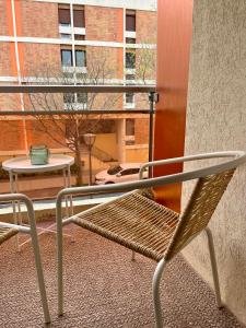 d'une chaise et d'une table sur un balcon. dans l'établissement Appartement Balaruc les bains, à Balaruc-les-Bains