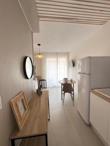 una cucina con frigorifero e tavolo di Appartement Balaruc les bains a Balaruc-les-Bains