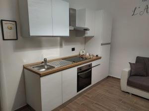 a small kitchen with a sink and a stove at La casa antica in Modugno