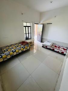 Habitación grande con 2 camas. en CHK Emerald Villa’s Pushkar en Pushkar