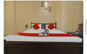 AK VILAS - BEST BUDGETED HOTEL IN JAIPUR客房内的一张或多张床位