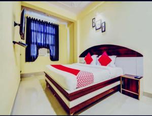 AK VILAS - BEST BUDGETED HOTEL IN JAIPUR客房内的一张或多张床位