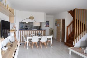 サン・ラファエルにあるVilla le Hameau - Cap Esterel (Agay)のテーブルと椅子のあるキッチンとダイニングルーム +21枚の写真