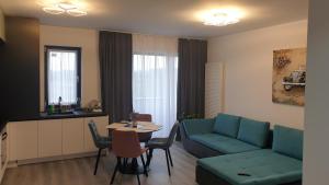 apartament 2 cam (52 mp) Brasov Noua Residence في براشوف: غرفة معيشة مع أريكة وطاولة