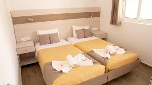A bed or beds in a room at Seaside Studios Kirania