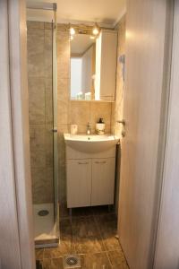 A bathroom at Seaside Studios Kirania