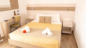 A bed or beds in a room at Seaside Studios Kirania