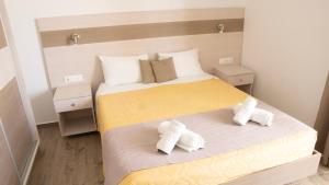 A bed or beds in a room at Seaside Studios Kirania
