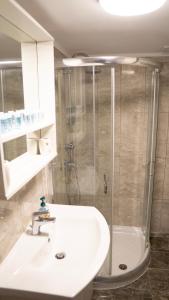 A bathroom at Seaside Studios Kirania