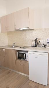 A kitchen or kitchenette at Seaside Studios Kirania