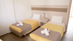A bed or beds in a room at Seaside Studios Kirania