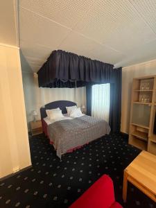 Habitación de hotel con cama y ventana en Welcome Inn Hotel Lyngskroa, en Oteren
