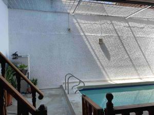 a swimming pool with a net on a wall at Lujosa casa, excelente sector, amplia con piscina in Cúcuta