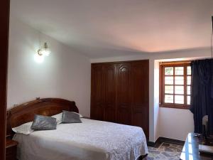 מיטה או מיטות בחדר ב-Lujosa casa, excelente sector, amplia con piscina