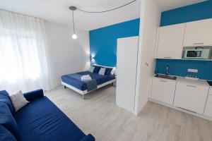 ein blau-weißes Wohnzimmer mit einem blauen Sofa in der Unterkunft Cà Cianfer in Bergamo