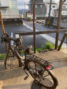 een fiets geparkeerd op een stoep naast een straat bij 貸別荘 Reserved VacationStay UND Oita Saiki in Saiki